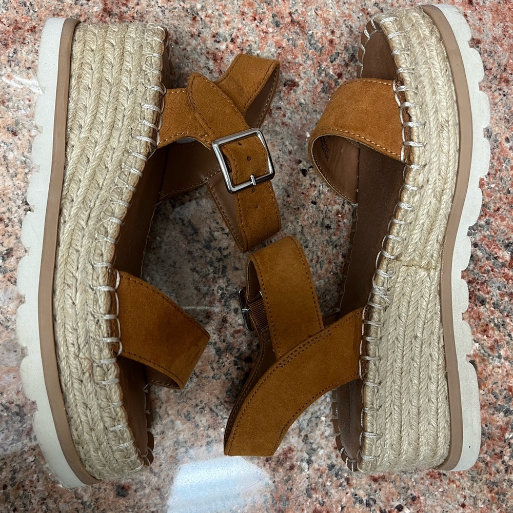 Universal Thread platform sandals